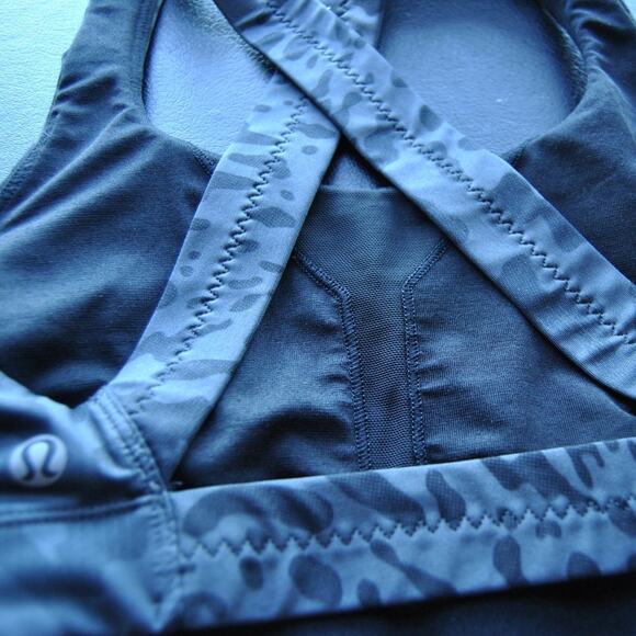 Lululemon Gray & Black Animal Print Sports Bra Size: 4 (X-Small) - Picture 4 of 5